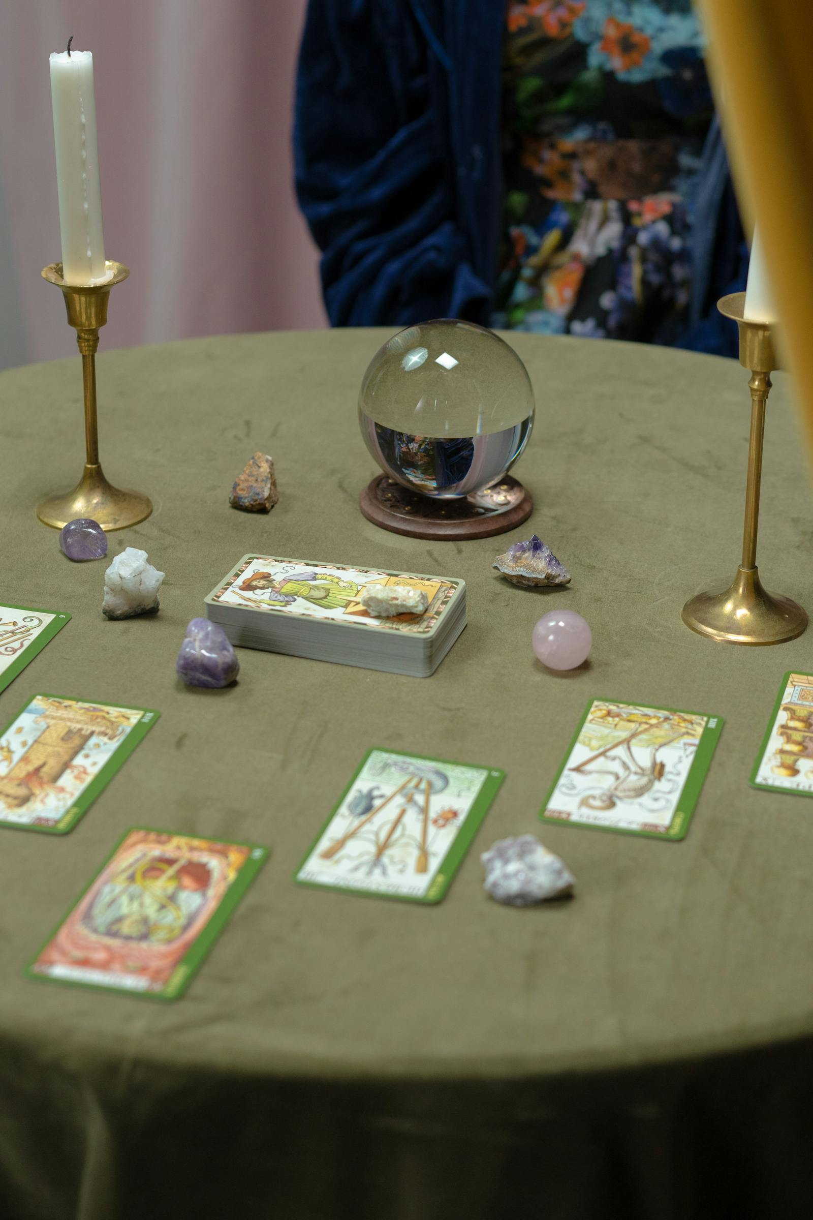 Altar de Tarot com cartas, cristais e bola de cristal para ritual de encerramento de ciclo
